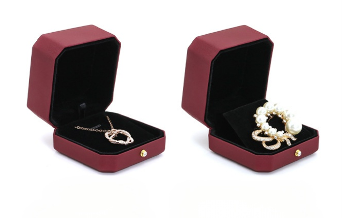 Red leather octagonal style jewellery box with gold dot BL560