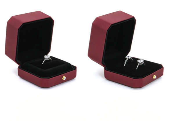 Red leather octagonal style jewellery box with gold dot BL560