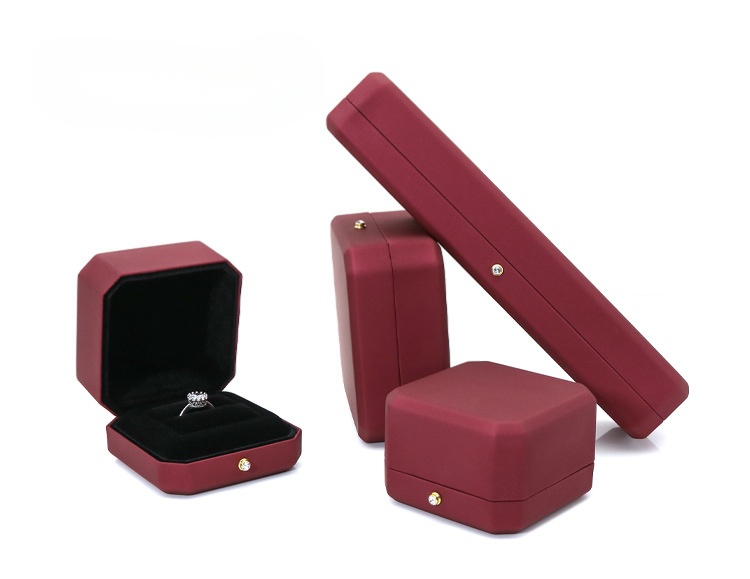 Red leather octagonal style jewellery box with gold dot BL560