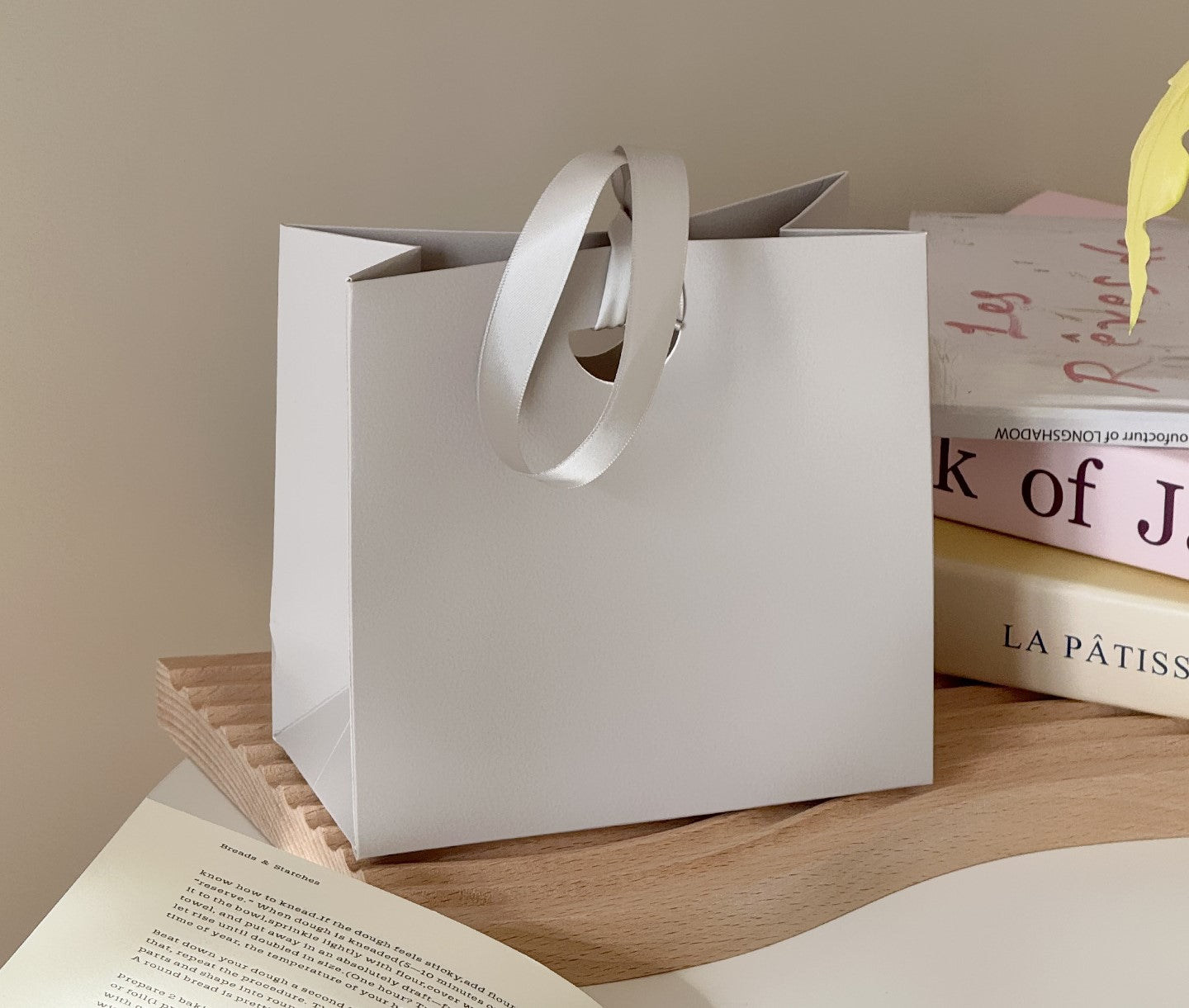Fashion style paper bags for jewelry, cosmetics, and souvenirs 7 colors SP456